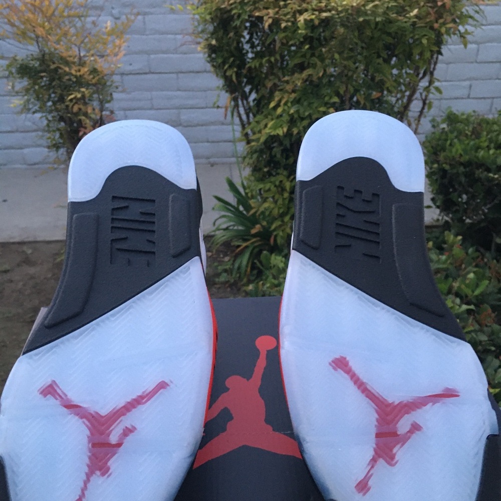 Jordan 5 “Fire Red” size 9